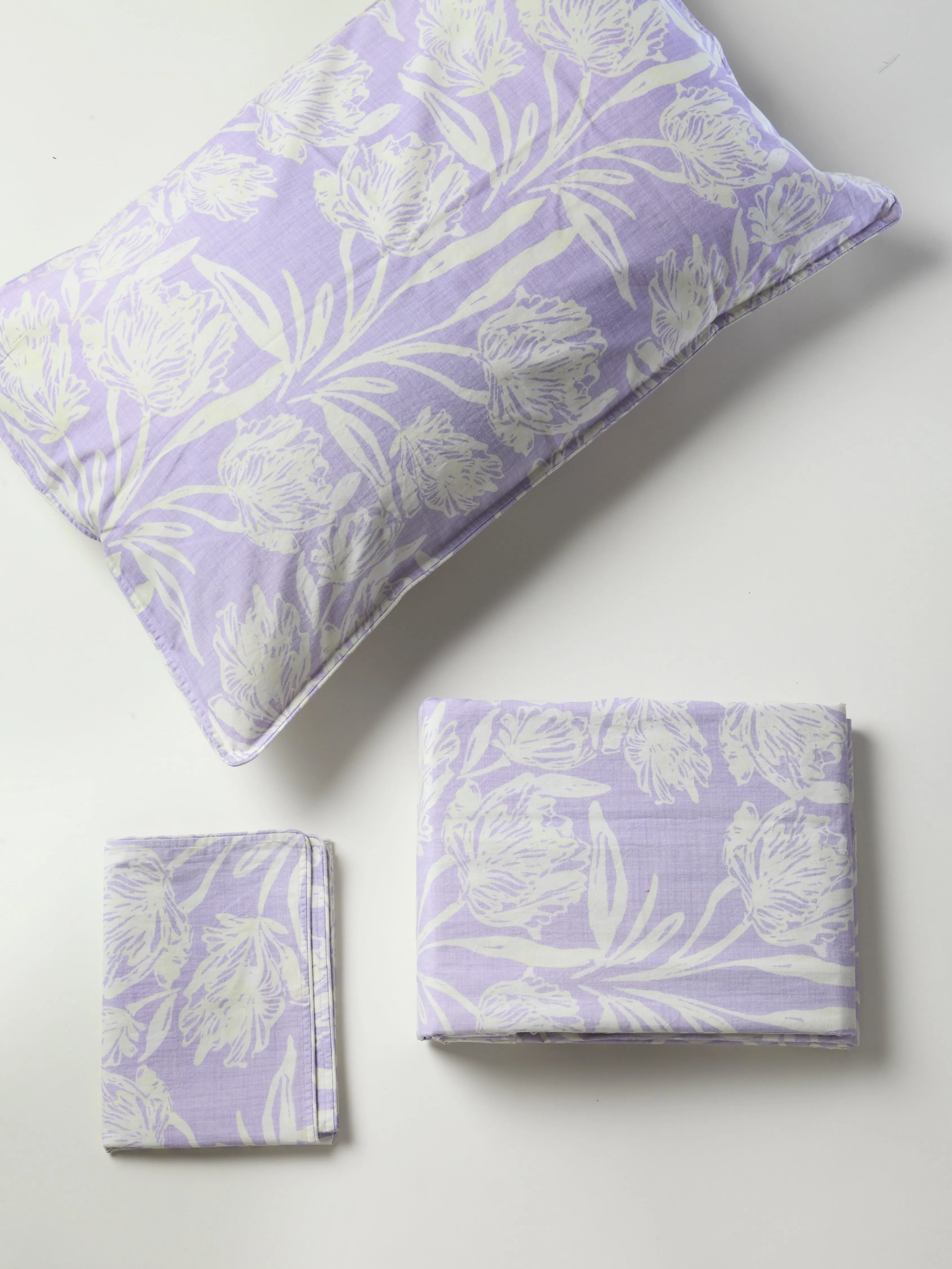 Tulip Lilac Printed Bed Sheet with 2 pillow covers